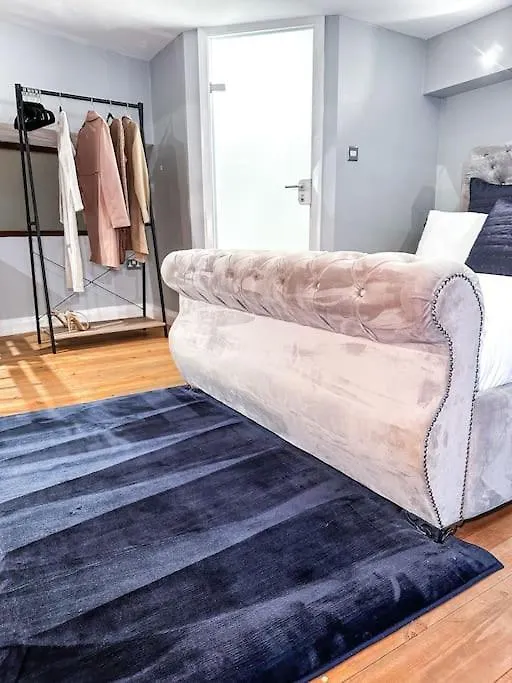 Modern Apartment - Sleeps 4 City Centre - Parking Available! Nottingham